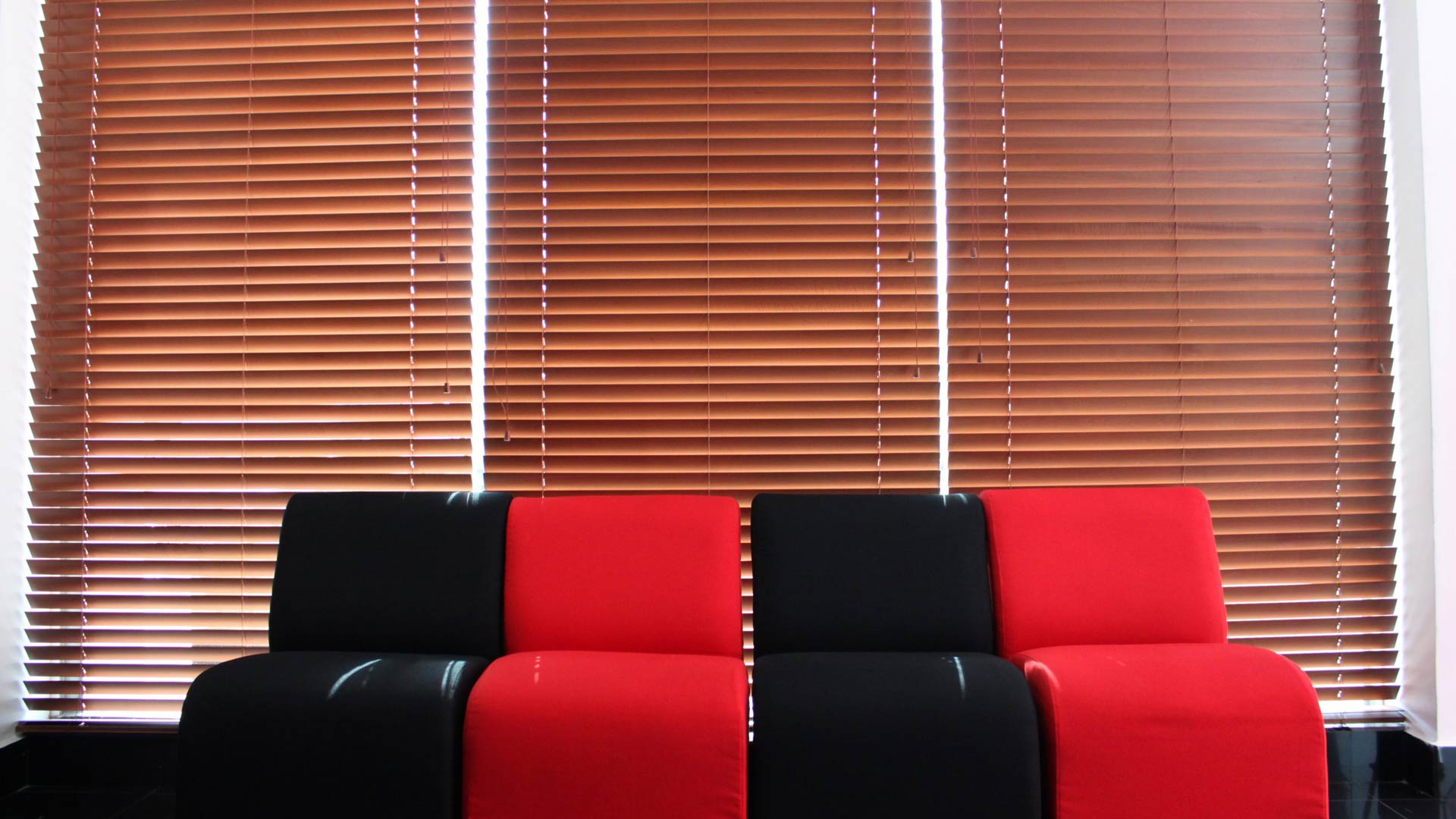 couch-before-venetian-blinds