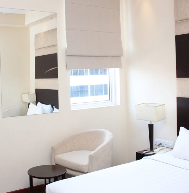 white-roman-blinds-in-hotel-room